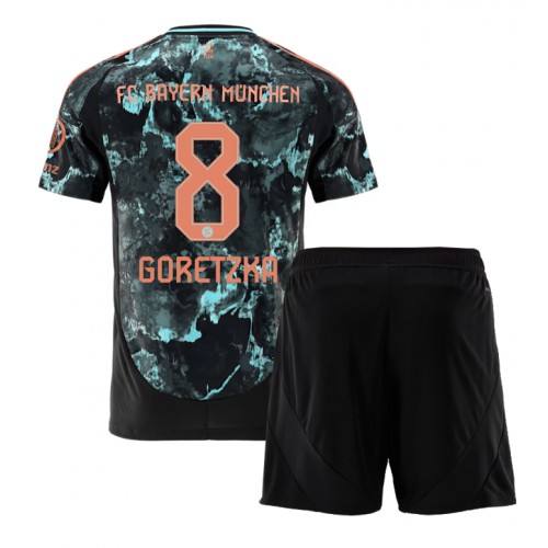 Dětský fotbalový dres Bayern Munich Leon Goretzka #8 2024-25 Venkovní Krátký Rukáv (+ trenýrky)